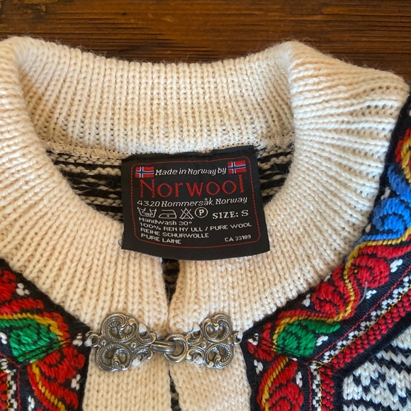 Norway Fair Isle Nordic Wool Zip Clasp CardiganSmall however it is very roomy. - Picture 4 of 6